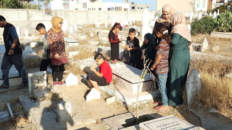 أهالي شهداء غزة يمضون عيدهم في المقابر  قبور شهداء غزة