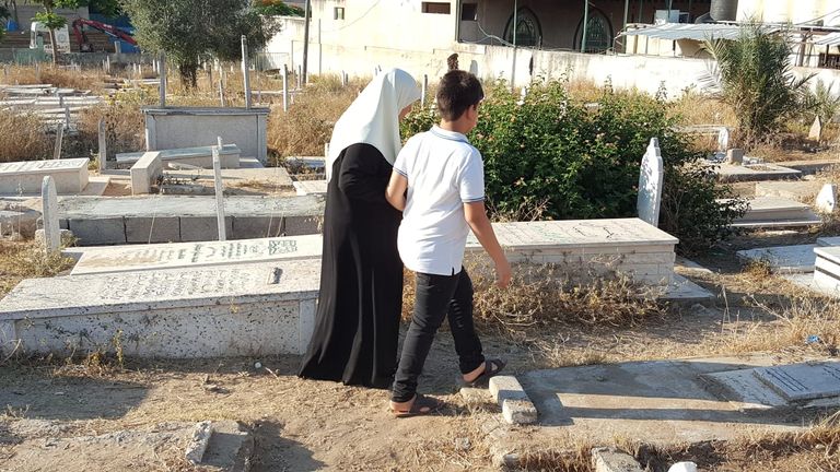 أهالي شهداء غزة يمضون عيدهم في المقابر  قبور شهداء غزة