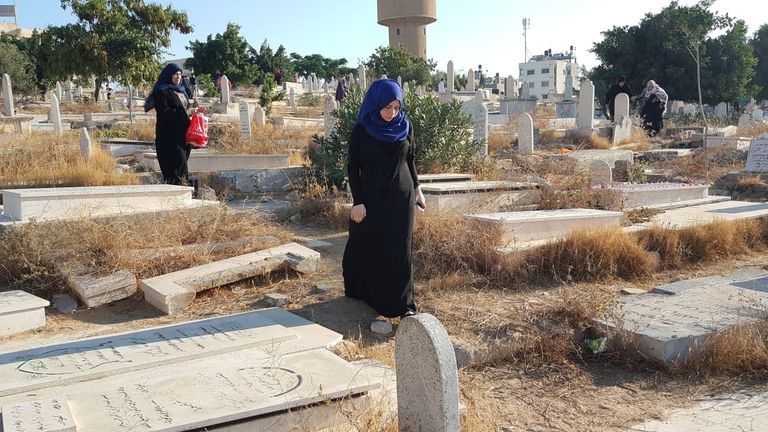 أهالي شهداء غزة يمضون عيدهم في المقابر  قبور شهداء غزة