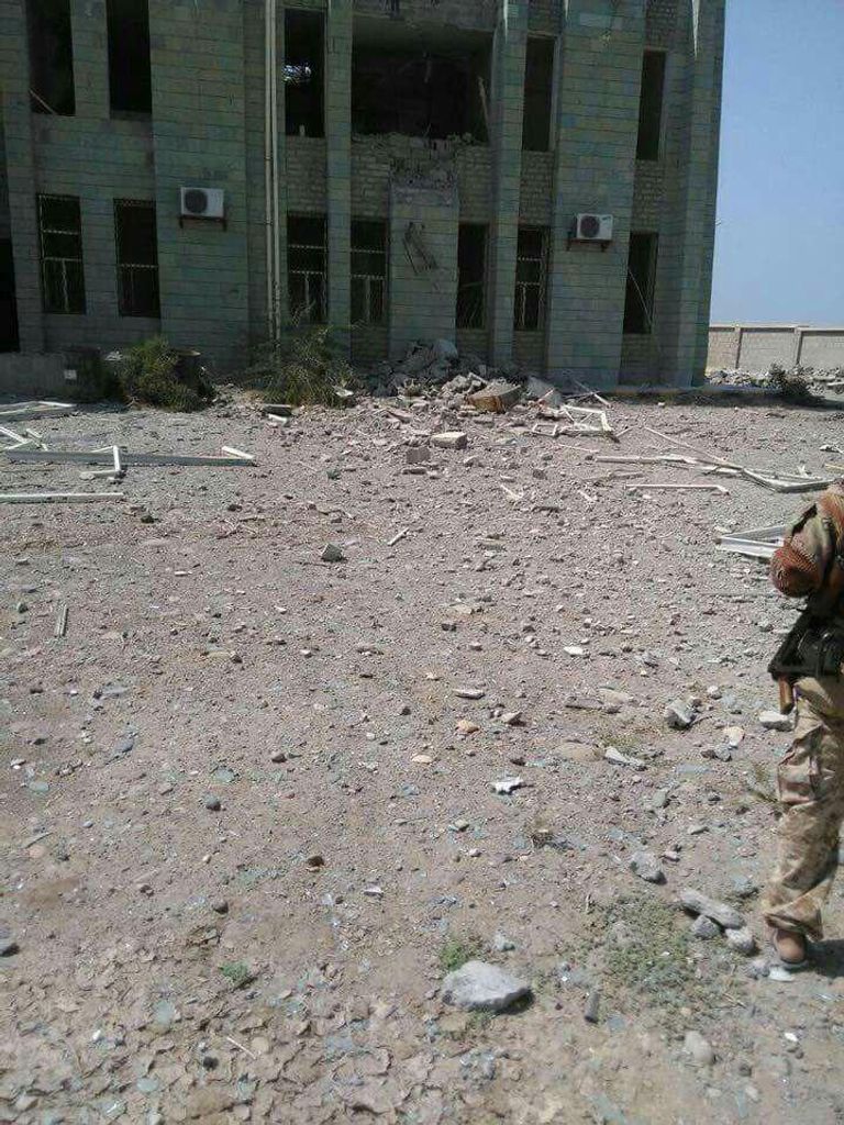 أحد المباني الإدارية التابعة للجمارك في المطار القوات المشتركة تسيطر على حرم مطار الحديدة