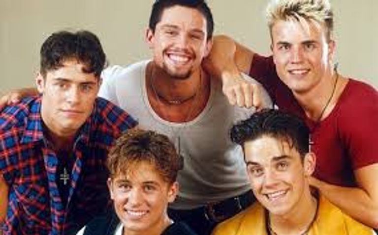 روبي ويليامز مع فريق Take that روبي ويليامز في حفل كأس العالم في روسيا 2018