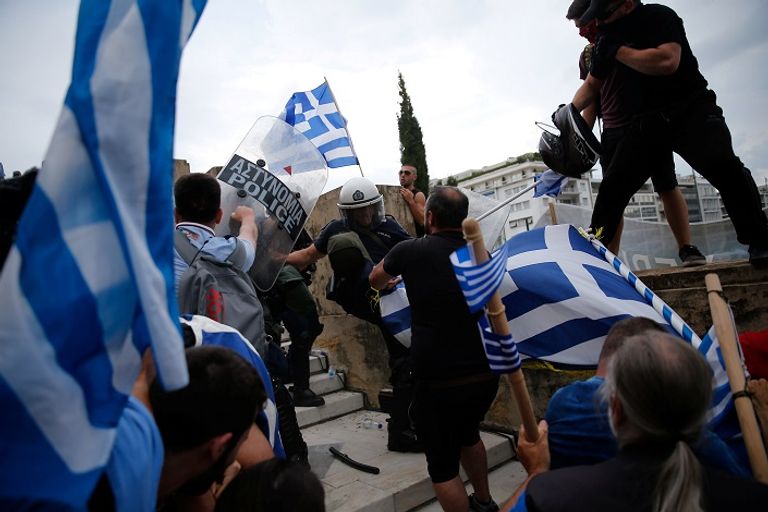 اشتباكات بين الشرطة اليونانية ومحتجين على الاتفاق مع مقدونيا رئيس الوزراء اليوناني إليكسيس تسيبراس