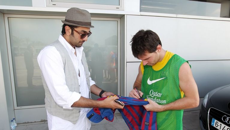 رانبير كابور مع ميسي نجم منتخب الأرجنتين