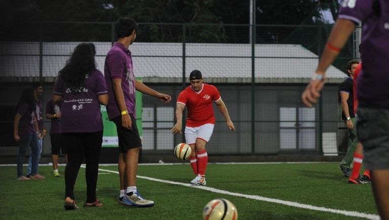 رانبير كابور مع ميسي نجم منتخب الأرجنتين