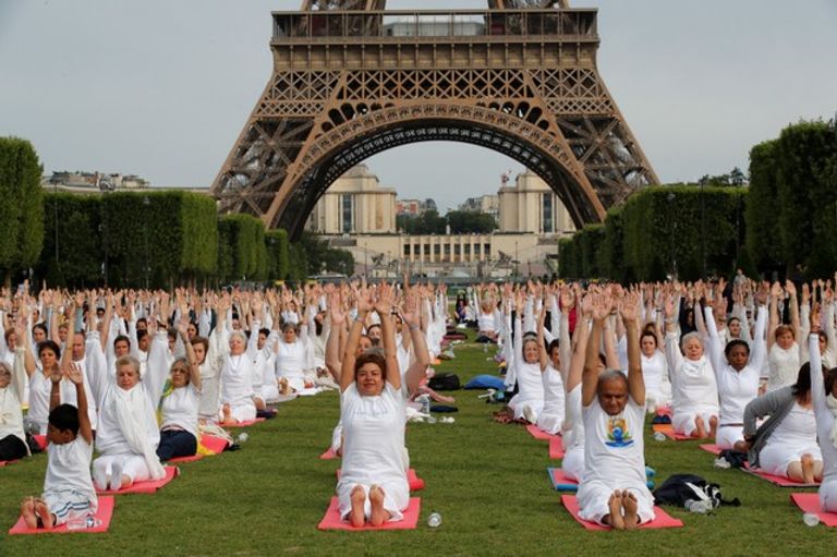 ممارسو اليوجا يجتمعون عند برج إيفل