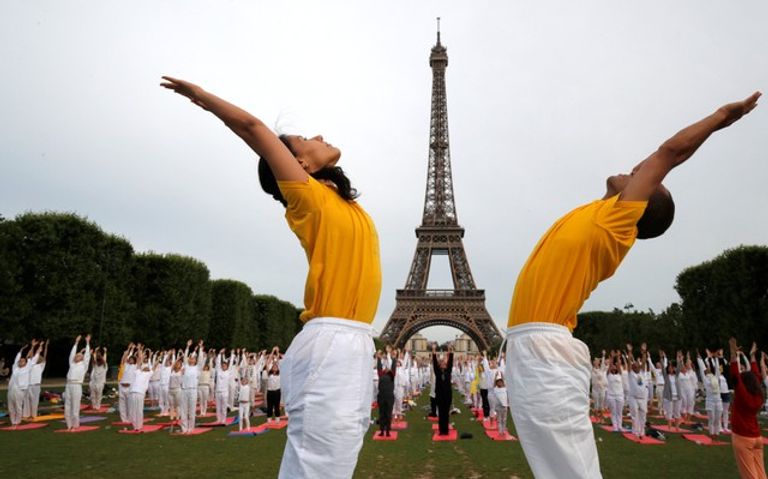 ممارسو اليوجا يجتمعون عند برج إيفل
