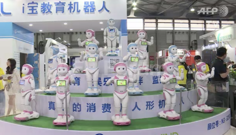 روبوت صيني صديق للأطفال