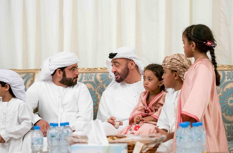 الشيخ محمد بن زايد آل نهيان يقدم واجب العزاء