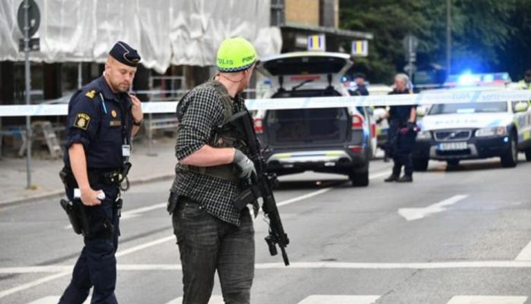 رجال الشرطة السويدية في موقع الحادث