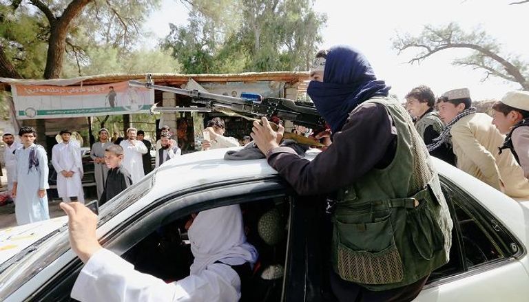 عناصر حركة طالبان أثناء احتفالها بوقف إطلاق النار