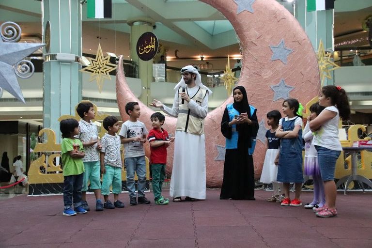 فريق بصمة سعادة التطوعي يرسم "بهجة العيد" في "العين مول"