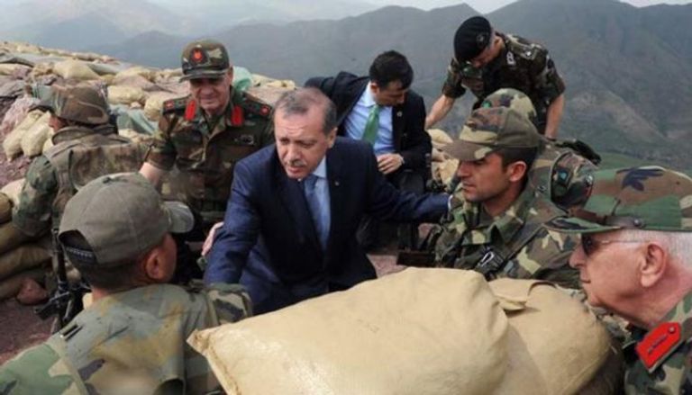 أردوغان وسط جنود وقادة عسكريين من الجيش التركي - أرشيفية