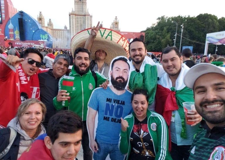 حرمته زوجته من حضور كأس العالم فتدخل أصدقاؤه لتحقيق أمنيته