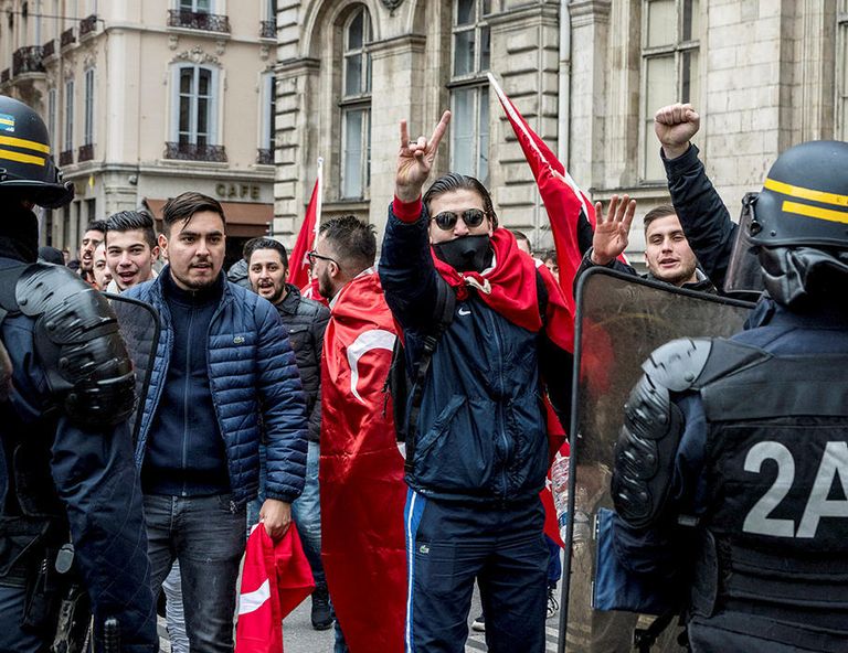 أنصار أردوغان في أوروبا يثيرون الشغب