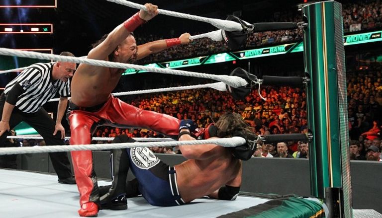 الحكم يعلن فوز إيه جيه ستايلز