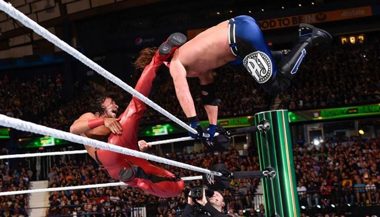 الحكم يعلن فوز إيه جيه ستايلز