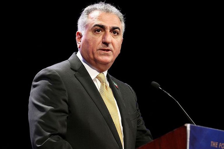 رضا بهلوي الابن دُميتان لروحاني وخامنئي في مظاهرات سابقة بنيويورك ضد نظام الملالي