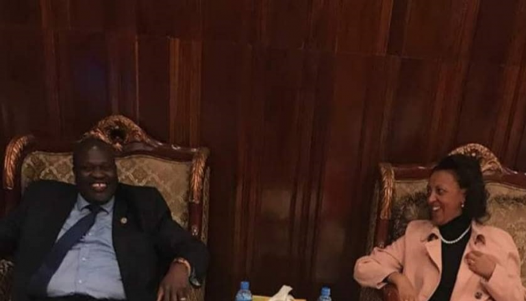 وزيرة الدولة بالخارجية الإثيوبية تستقبل مشار بمطار أديس أبابا