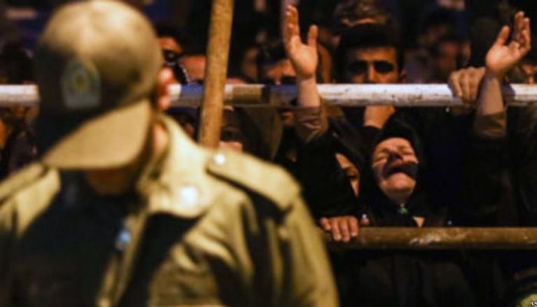 إيرانيات يبكين في ساحة إعدام في طهران