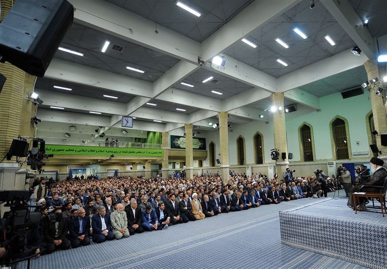 لقاء خامنئي مع رئيس البرلمان والنواب المرشد الإيراني علي خامنئي