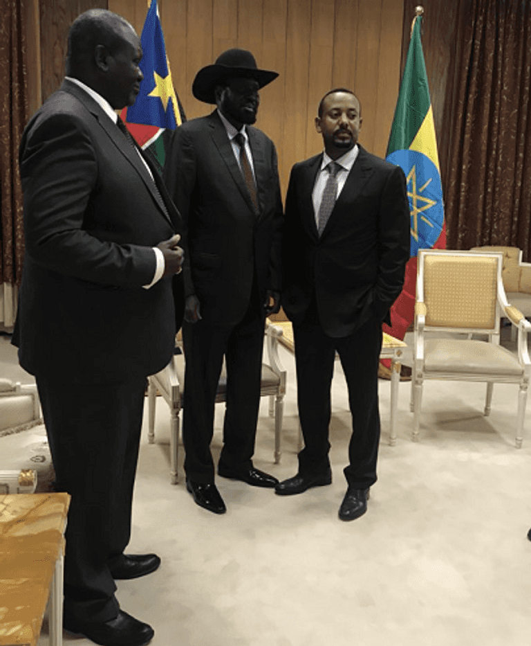 لقاء تاريخي بين سلفا كير ورياك مشار في إثيوبيا لقاء سابق بين سلفاكير ورياك مشار