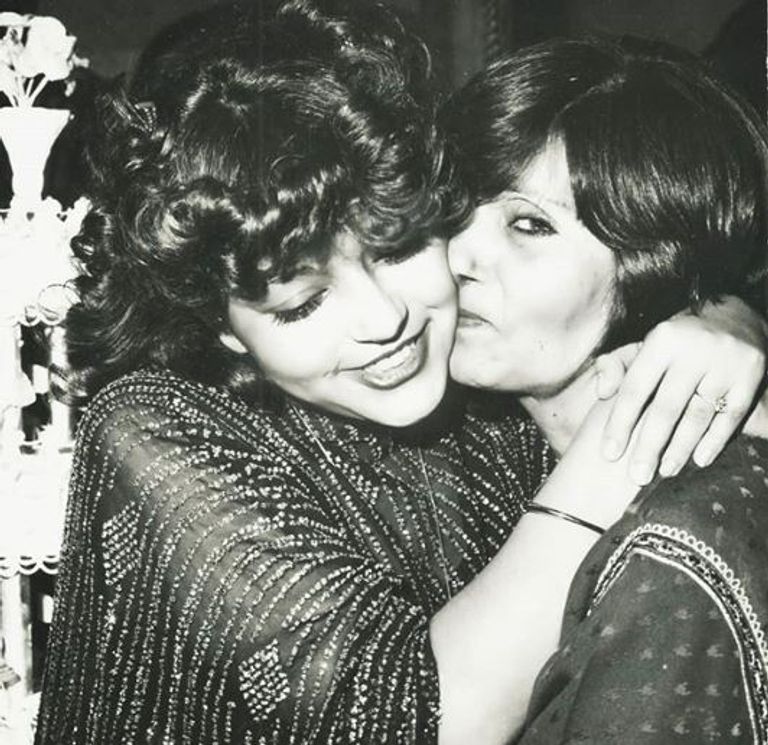 مع أمها سميرة سعيد تكتب خواطرها بعد الستين