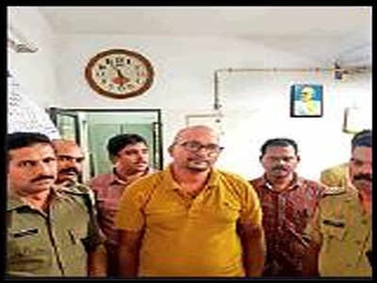 المتهم في قبضة الشرطة الهندية تميم وشقيقته في متحف قطر الوطني