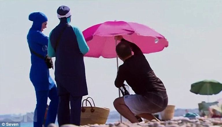 سيدة ترتدي البوركيني على أحد شواطئ جنوب فرنسا