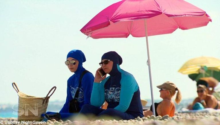 سيدة ترتدي البوركيني على أحد شواطئ جنوب فرنسا