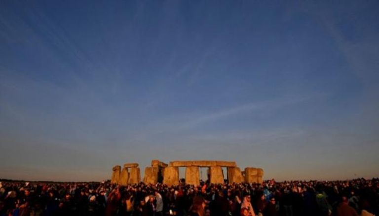 آلاف يتجمعون في موقع أثري بريطاني ليشهدوا الانقلاب الشمسي الصيفي