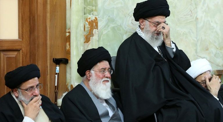 أحمد علم الهدي جالسا إلى يمين خامنئي جانب من اجتماع مساعد روحاني