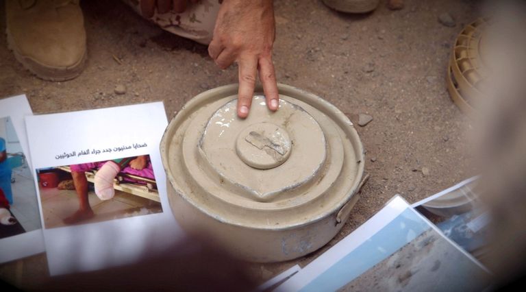 فريق الهندسة الميدانية الإماراتي ينفذ حملة التوعية فريق الهندسة الميدانية الإماراتي ينفذ حملة التوعية