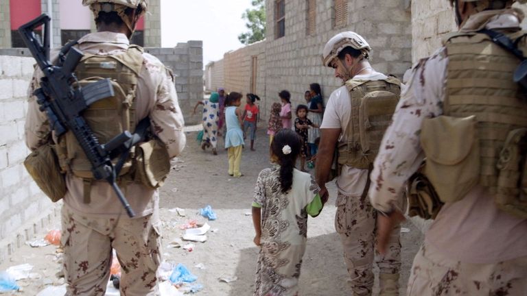 فريق الهندسة الميدانية الإماراتي ينفذ حملة التوعية فريق الهندسة الميدانية الإماراتي ينفذ حملة التوعية