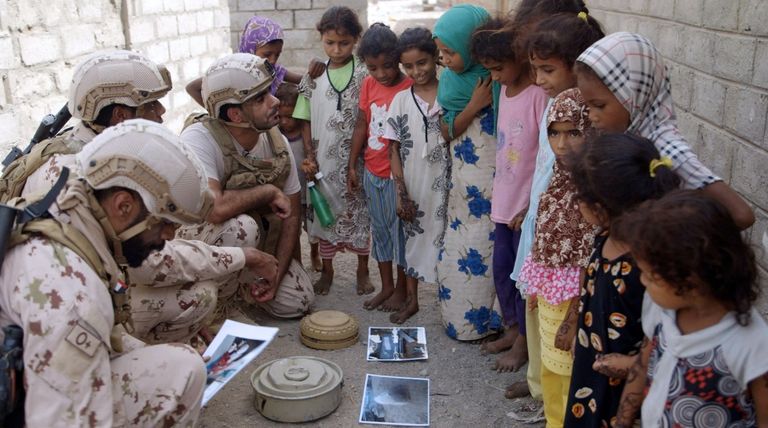 فريق الهندسة الميدانية الإماراتي ينفذ حملة التوعية فريق الهندسة الميدانية الإماراتي ينفذ حملة التوعية