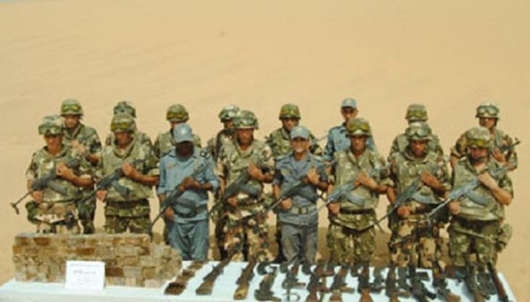 الجيش الجزائري خلال ضبط شحنة من الأسلحة- صورة أرشيفية