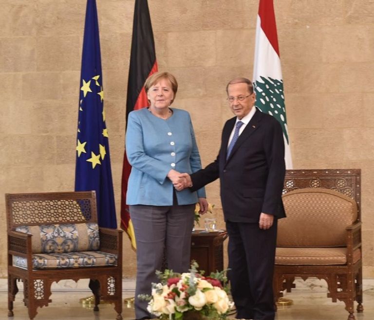 ميشال عون وأنجيلا ميركل الحريري خلال استقباله ميركل في بيروت