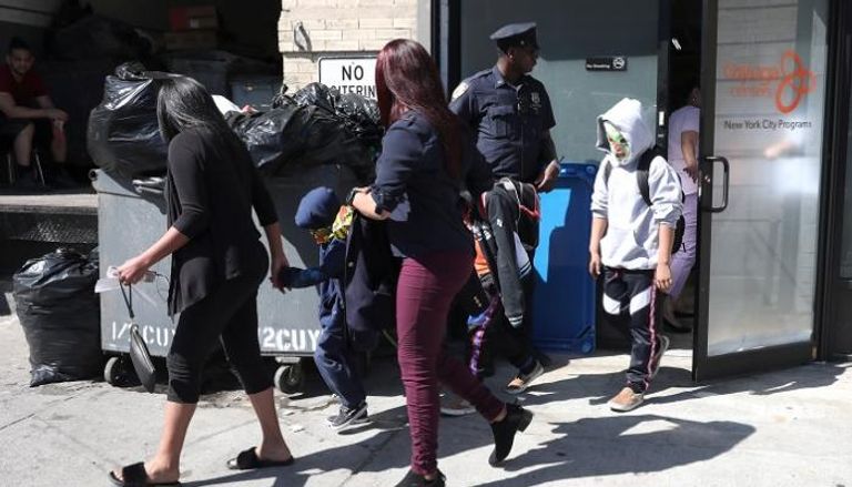 أطفال المهاجرين يغادرون أحد مراكز الرعاية المدنية - رويترز
