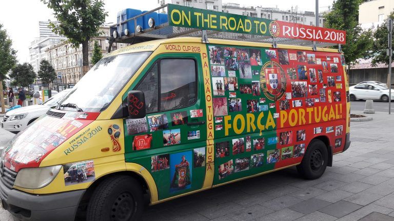 كارلوس بروم وبيدرو لوبيتو أمام سيارتهما