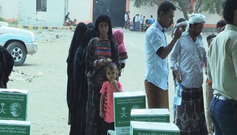 مركز الملك سلمان للإغاثة واصل تقديم المساعدات للأسر المحتاجة باليمن