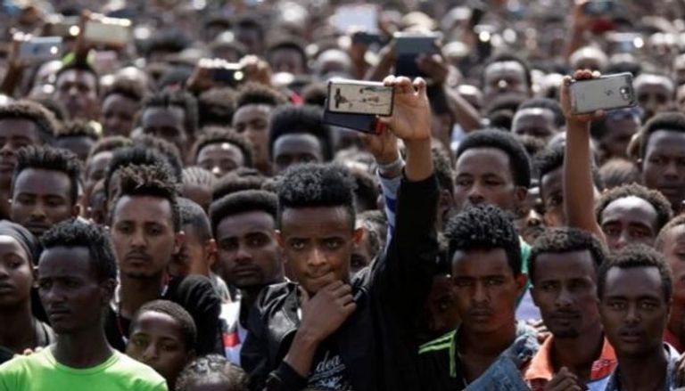 إثيوبيون خلال تجمع لدعم رئيس الوزراء الإثيوبي الجديد آبي أحمد