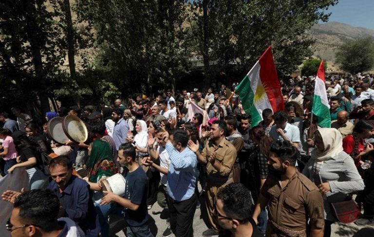 المئات من الأكراد عند سفح جبل قنديل تنديدا بانتهاكات أردوغان المئات من الأكراد عند سفح جبل قنديل تنديدا بانتهاكات أردوغان