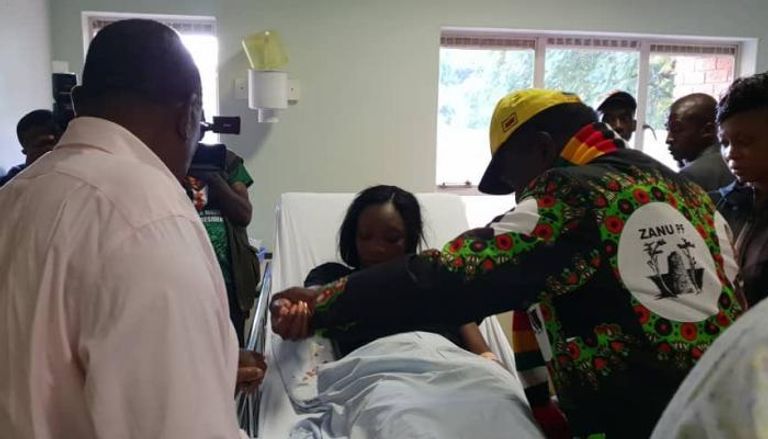 رئيس زيمبابوي يزور المصابين في المستشفى