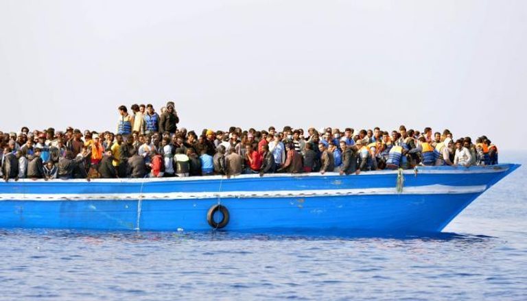 قارب يحمل مجموعة من المهاجرين غير الشرعيين - أرشيفية