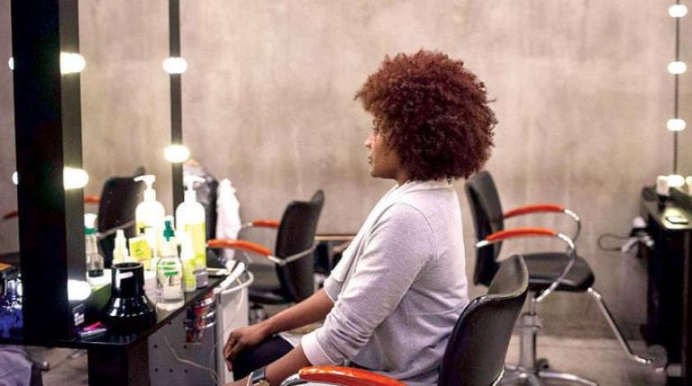 برازيليات يكتشفن جمالا جديدا في الشعر المجعد