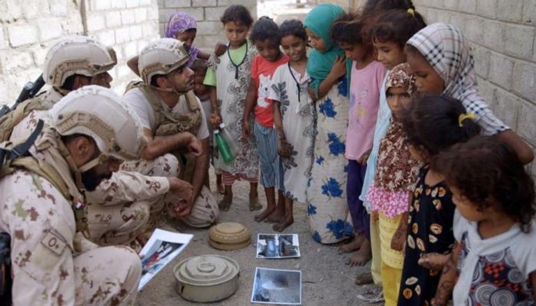 فريق إماراتي ينفذ حملة توعية بمخاطر ألغام الحوثي في الحديدة