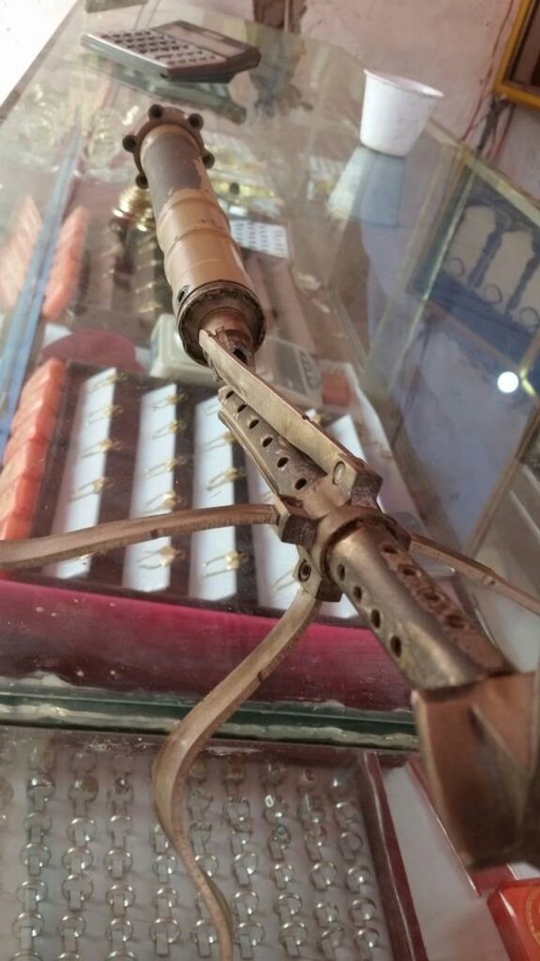 تاجر يمني يملك محل مجوهرات يحتفظ ببقايا صاروخ حوثي فريق إماراتي ينفذ حملة توعية بمخاطر ألغام الحوثي في الحديدة