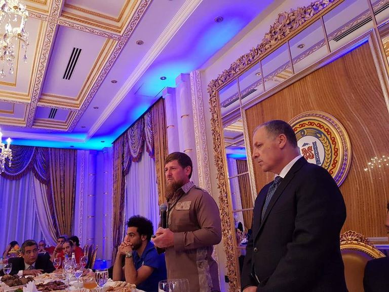 الرئيس الشيشاني يكرم محمد صلاح