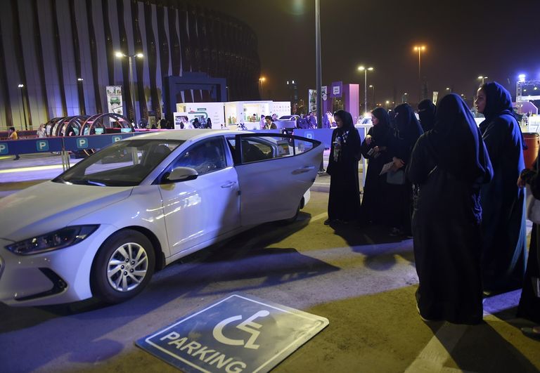 السعوديات يترقبن لحظة رفع الحظر عن قيادة السيارات