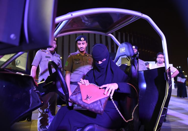 السعوديات يترقبن لحظة رفع الحظر عن قيادة السيارات