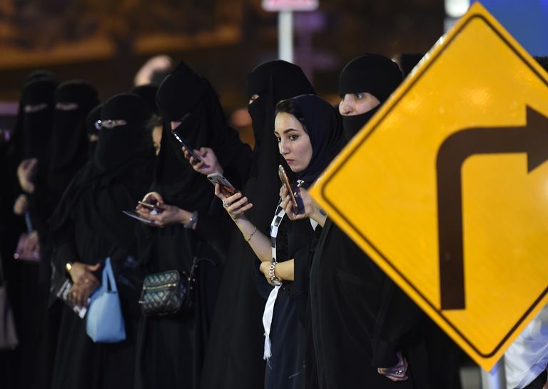 السعوديات يترقبن لحظة رفع الحظر عن قيادة السيارات